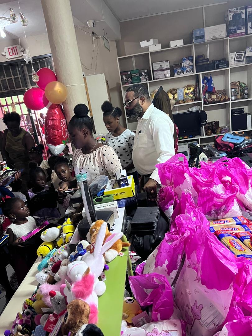 Volunteers preparing gift bags for the children of Désarmes